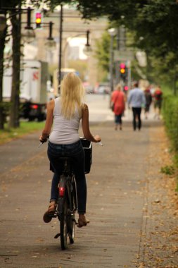 Berlin 'in bir caddesinde bisiklet süren bir motorcu.