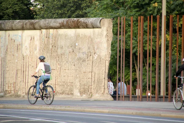 Andar Bicicleta Uma Rua Berlim — Fotografia de Stock