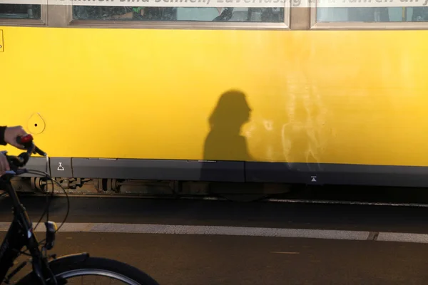 Andar Bicicleta Uma Rua Berlim — Fotografia de Stock