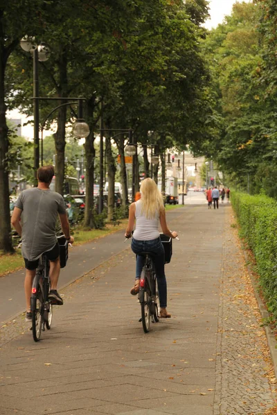 Andar Bicicleta Uma Rua Berlim — Fotografia de Stock
