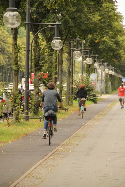 Езда Велосипеде Улице Берлина — стоковое фото