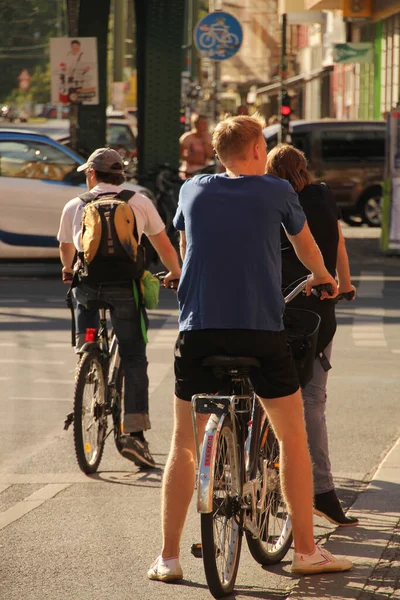 Jazda Rowerze Ulicą Berlina — Zdjęcie stockowe
