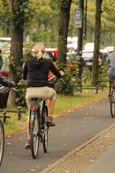 Езда Велосипеде Улице Берлина — стоковое фото