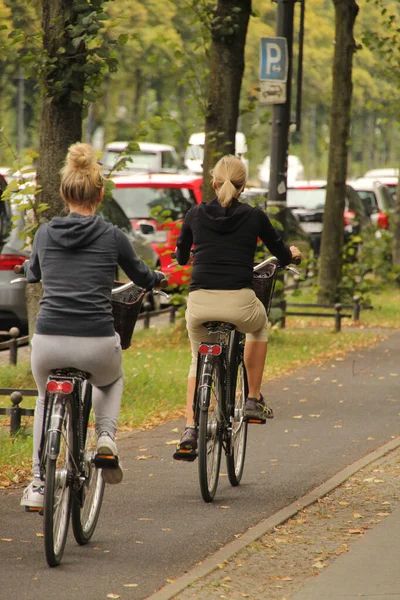 骑自行车在柏林街道上 — 图库照片