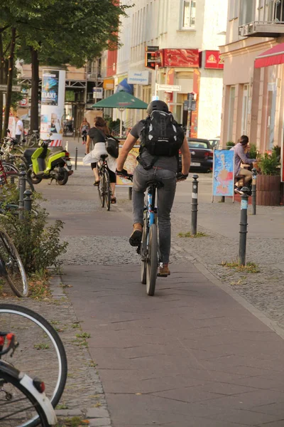Andar Bicicleta Uma Rua Berlim — Fotografia de Stock