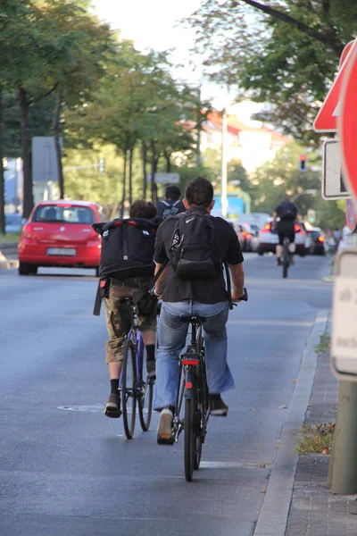 Andar Bicicleta Uma Rua Berlim — Fotografia de Stock