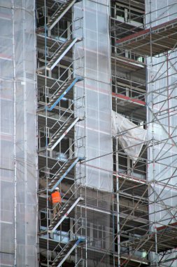 Kentsel bir çevrede inşaat alanı