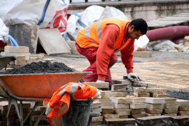 Kentsel bir çevrede inşaat alanı