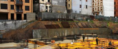 Kentsel bir çevrede inşaat alanı