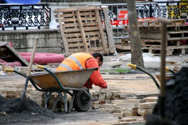 Kentsel bir çevrede inşaat alanı