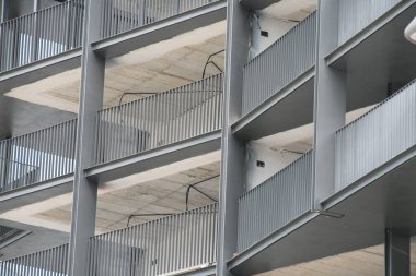 Kentsel bir çevrede inşaat alanı