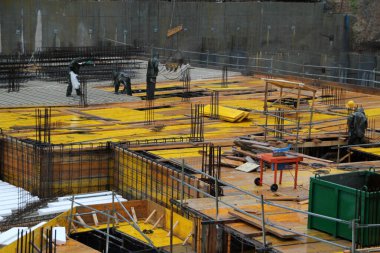 Kentsel bir çevrede inşaat alanı