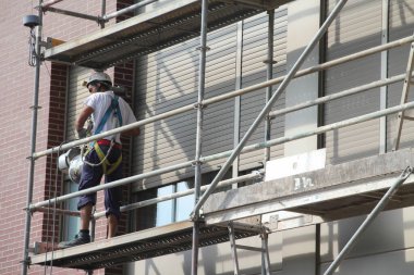 Kentsel bir çevrede inşaat alanı