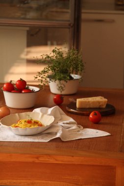 İtalyan yemekleri pişirmek için malzemelerle dolu bir mutfak.