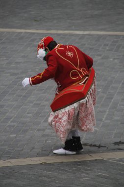 Halk festivalinde geleneksel bas dansı