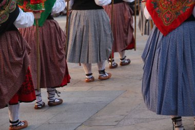 Halk festivalinde geleneksel bas dansı