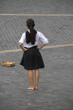 Halk festivalinde geleneksel bas dansı