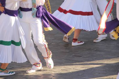 Halk festivalinde geleneksel bas dansı