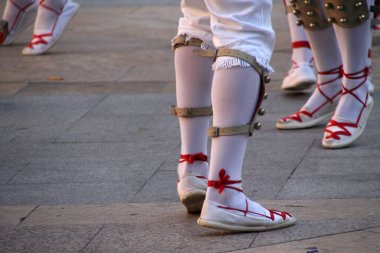 Halk festivalinde geleneksel bas dansı