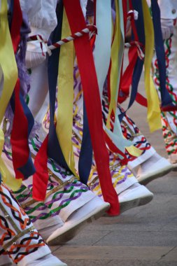 Halk festivalinde geleneksel bas dansı