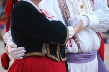 Halk festivalinde geleneksel bas dansı