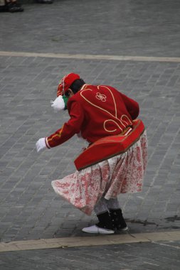 Halk festivalinde geleneksel bas dansı