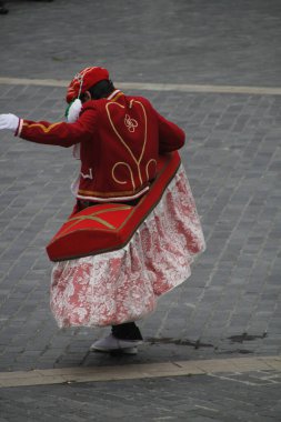 Halk festivalinde geleneksel bas dansı
