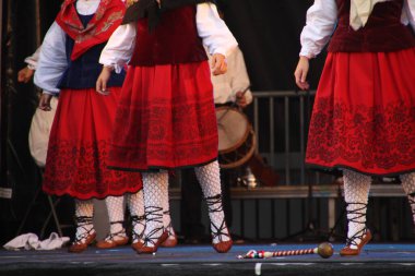 Halk festivalinde geleneksel bas dansı