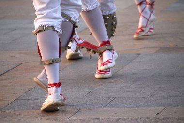 Halk festivalinde geleneksel bas dansı