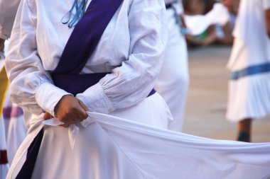 Halk festivalinde geleneksel bas dansı