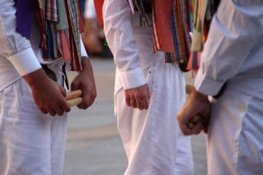 Halk festivalinde geleneksel bas dansı