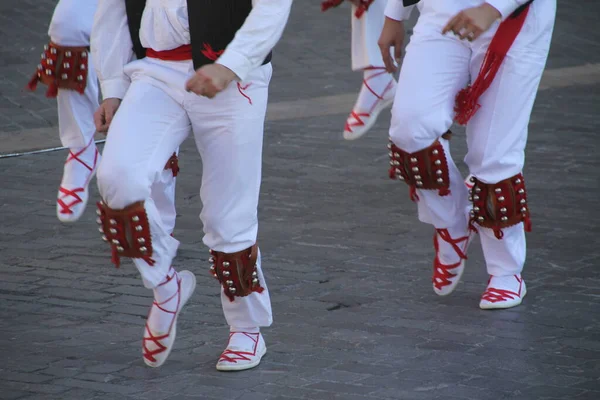 民俗祭の伝統的なバスク舞踊は — ストック写真