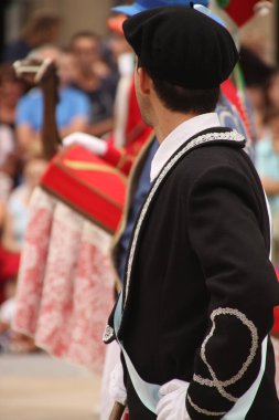 Halk festivalinde geleneksel bas dansı