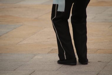 Halk festivalinde geleneksel bas dansı