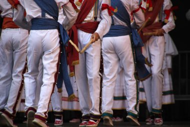 Halk festivalinde geleneksel bas dansı