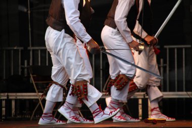 Halk festivalinde geleneksel bas dansı