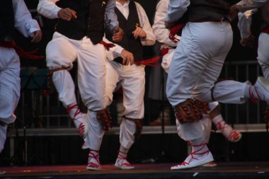 Halk festivalinde geleneksel bas dansı