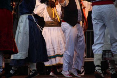 Halk festivalinde geleneksel bas dansı