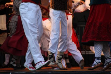 Halk festivalinde geleneksel bas dansı