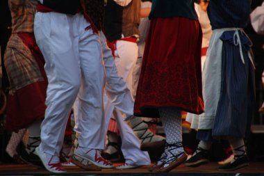 Halk festivalinde geleneksel bas dansı