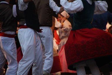 Halk festivalinde geleneksel bas dansı