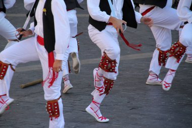 Halk festivalinde geleneksel bas dansı