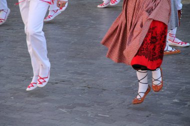 Halk festivalinde geleneksel bas dansı