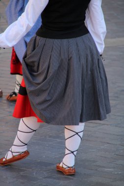 Halk festivalinde geleneksel bas dansı