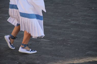 Halk festivalinde geleneksel bas dansı