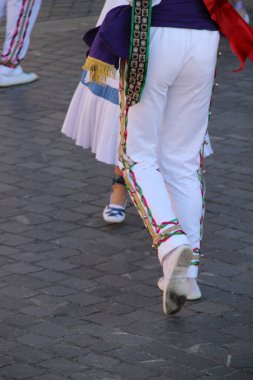 Halk festivalinde geleneksel bas dansı