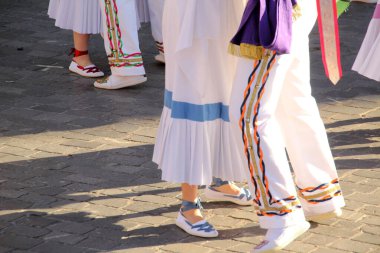 Halk festivalinde geleneksel bas dansı
