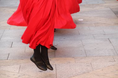 Halk festivalinde geleneksel bas dansı