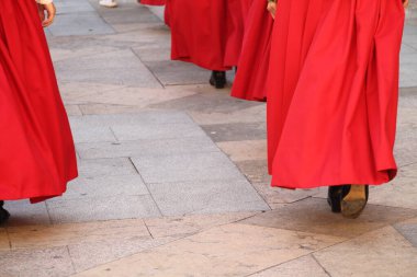 Halk festivalinde geleneksel bas dansı