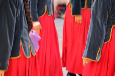 Halk festivalinde geleneksel bas dansı